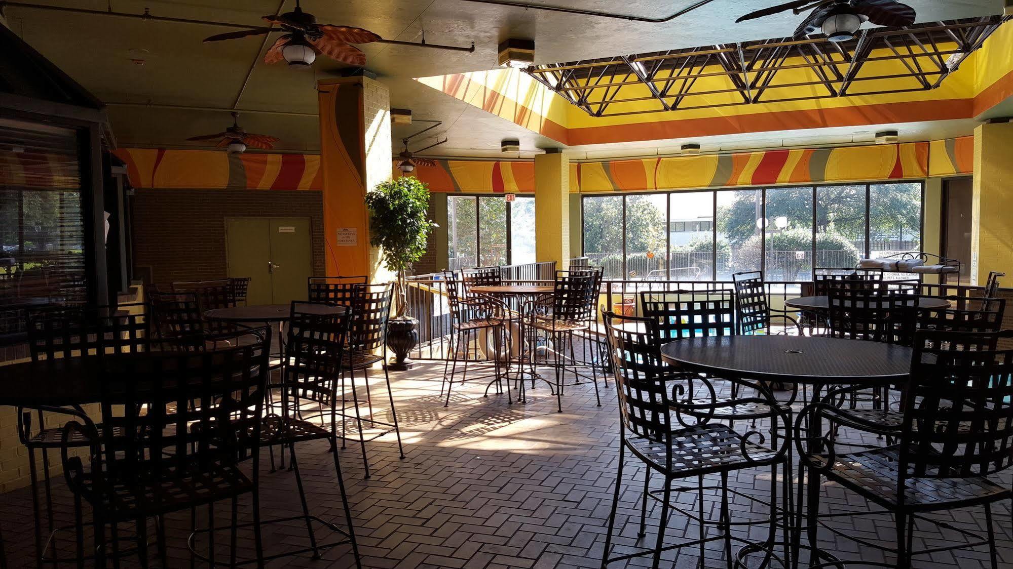 מלון College Park Ramada Plaza By Wyndham Atlanta Airport מראה חיצוני תמונה
